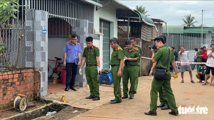 Tình tiết mới vụ thảm án tại Đắk Lắk: Gây án xong, nghi phạm ung dung hít ma túy trong nhà nạn nhân- Ảnh 1. Tình tiết mới vụ thảm án tại Đắk Lắk: Gây án xong, nghi phạm ung dung hít ma túy trong nhà nạn nhân- Ảnh 1.