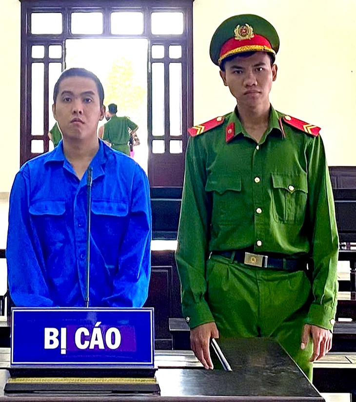 Mẹ sợ con hoang phí nên mang tiền đi gửi, con cầm dao đến đòi tiền rồi đâm người - Ảnh 1.