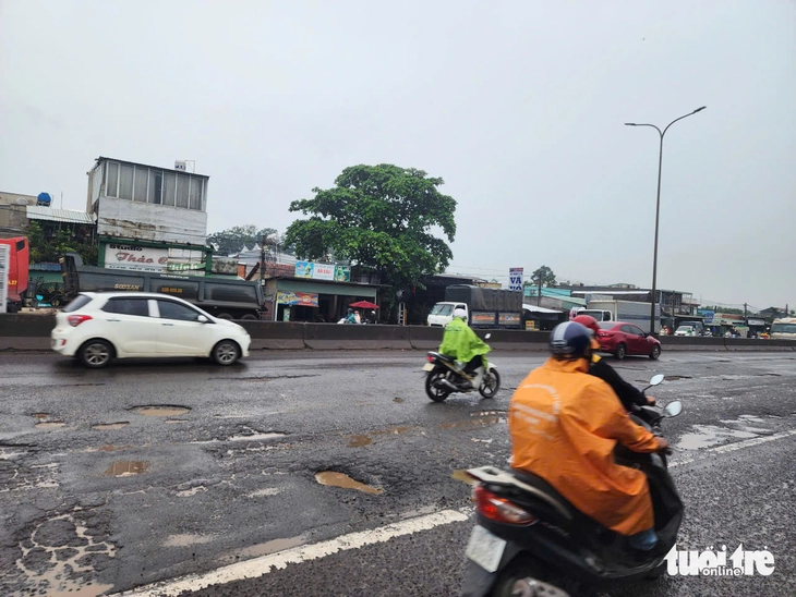 Đừng để dân mãi kêu quốc lộ 51 là con đường 'lầy lội’ - Ảnh 4.