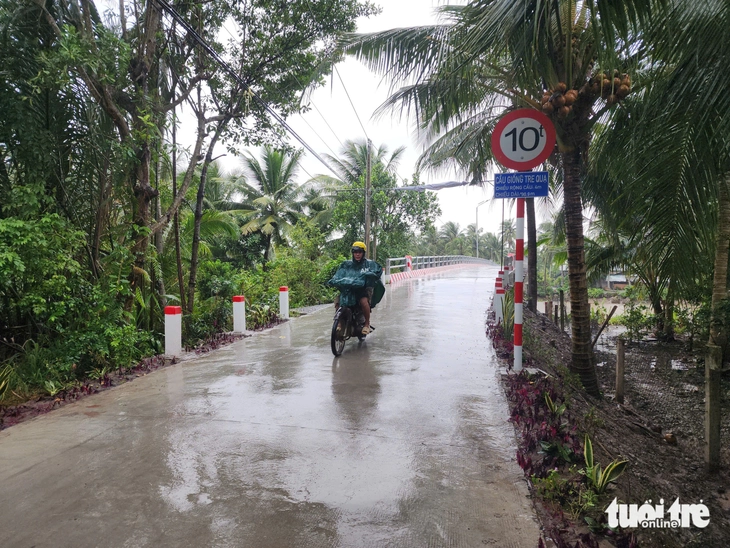 Niềm vui vỡ òa khi đi qua những cây cầu do Trung tướng Đinh Văn Nơi vận động xây dựng - Ảnh 1.