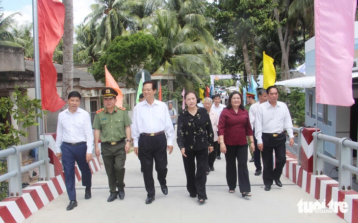 Niềm vui vỡ òa khi đi qua những cây cầu do Trung tướng Đinh Văn Nơi vận động xây dựng - Ảnh 2.