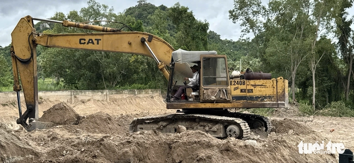 Phát hiện nhóm người có dấu hiệu khai thác cát núi trái phép - Ảnh 2.