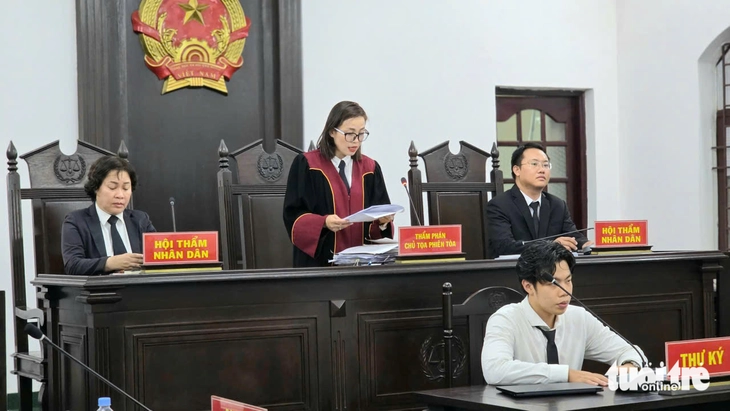 Vụ khách hàng kiện Manulife: Tòa bác đơn khởi kiện vì nguyên đơn tự nguyện, không bị ai ép buộc - Ảnh 1.