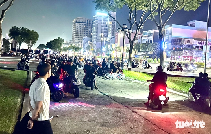 Đà Nẵng: Du khách hoang mang vì thanh niên náo loạn phố đêm - Ảnh 2.