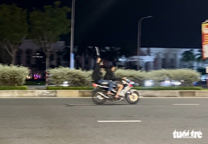 Đà Nẵng: Du khách hoang mang vì thanh niên náo loạn phố đêm - Ảnh 7.