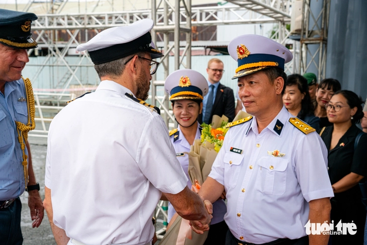 Tàu Hải quân Anh HMS Richmond trở lại TP.HCM sau 4 năm - Ảnh 2. Tàu Hải quân Anh HMS Richmond trở lại Việt Nam sau 4 năm - Ảnh 2.