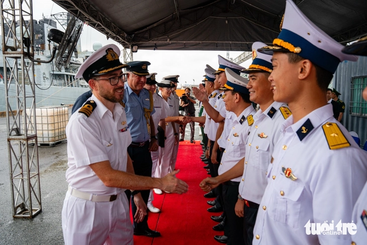 Tàu Hải quân Anh HMS Richmond trở lại TP.HCM sau 4 năm - Ảnh 3. Tàu Hải quân Anh HMS Richmond trở lại Việt Nam sau 4 năm - Ảnh 3.