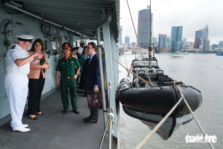 Tàu Hải quân Anh HMS Richmond trở lại TP.HCM sau 4 năm - Ảnh 6. Tàu Hải quân Anh HMS Richmond trở lại Việt Nam sau 4 năm - Ảnh 6.