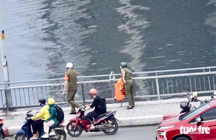 Cứu người đàn ông rơi từ cầu Calmette xuống rạch Bến Nghé - Ảnh 2.