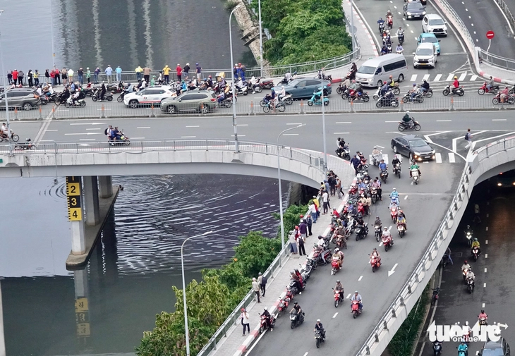 Cứu người đàn ông rơi từ cầu Calmette xuống rạch Bến Nghé - Ảnh 1.