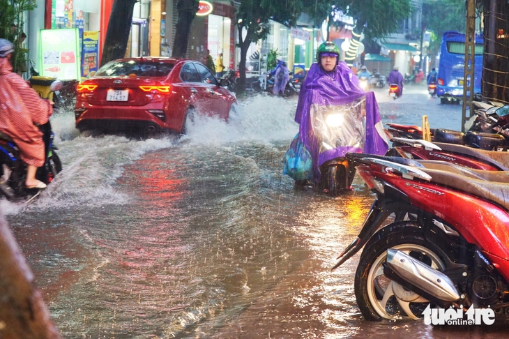 Nhiều tuyến đường ở Nha Trang bị ngập trong cơn mưa lớn, giao thông ùn ứ - Ảnh 3. Đường sá phố biển Nha Trang ngập trong 'biển mưa', xe cộ ùn ứ - Ảnh 3.