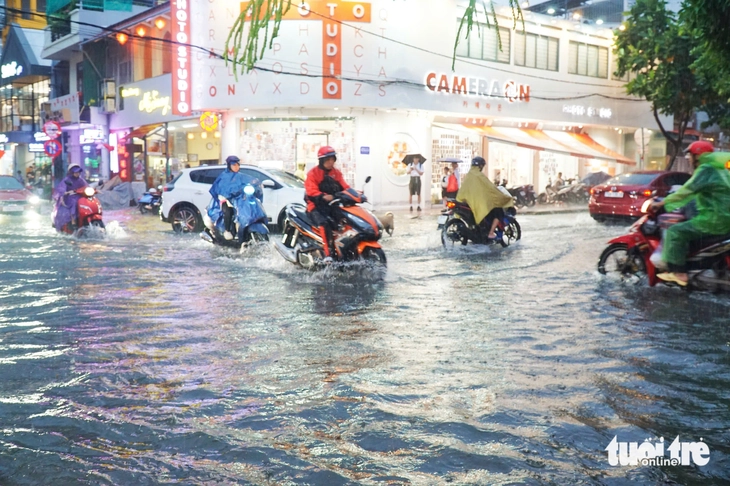 Nhiều tuyến đường ở Nha Trang bị ngập trong cơn mưa lớn, giao thông ùn ứ - Ảnh 5. Đường sá phố biển Nha Trang ngập trong 'biển mưa', xe cộ ùn ứ - Ảnh 5.