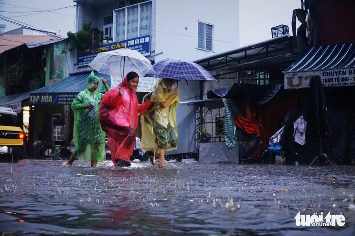 Nhiều tuyến đường ở Nha Trang bị ngập trong cơn mưa lớn, giao thông ùn ứ - Ảnh 6. Đường sá phố biển Nha Trang ngập trong 'biển mưa', xe cộ ùn ứ - Ảnh 6.