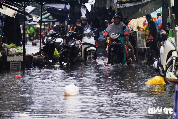 Nhiều tuyến đường ở Nha Trang bị ngập trong cơn mưa lớn, giao thông ùn ứ - Ảnh 7. Đường sá phố biển Nha Trang ngập trong 'biển mưa', xe cộ ùn ứ - Ảnh 7.