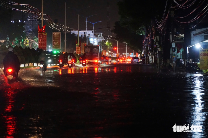 Nhiều tuyến đường ở Nha Trang bị ngập trong cơn mưa lớn, giao thông ùn ứ - Ảnh 9. Đường sá phố biển Nha Trang ngập trong 'biển mưa', xe cộ ùn ứ - Ảnh 9.