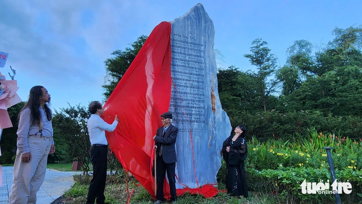 Bài hát ‘Nối vòng tay lớn’ của Trịnh Công Sơn được in lên bia đá - Ảnh 1.