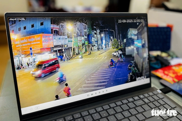 Phường Chợ Lớn xử lý lấn chiếm vỉa hè cản xe cấp cứu tại Bệnh viện Chợ Rẫy, Hùng Vương - Ảnh 2.
