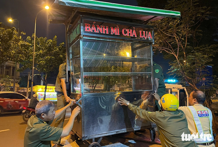 Phường Chợ Lớn xử lý lấn chiếm vỉa hè cản xe cấp cứu tại Bệnh viện Chợ Rẫy, Hùng Vương - Ảnh 5.