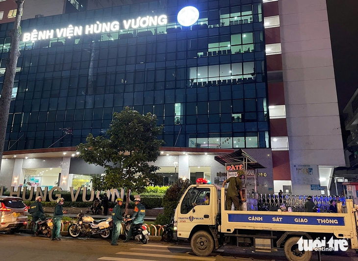 Phường Chợ Lớn xử lý lấn chiếm vỉa hè cản xe cấp cứu tại Bệnh viện Chợ Rẫy, Hùng Vương - Ảnh 6.