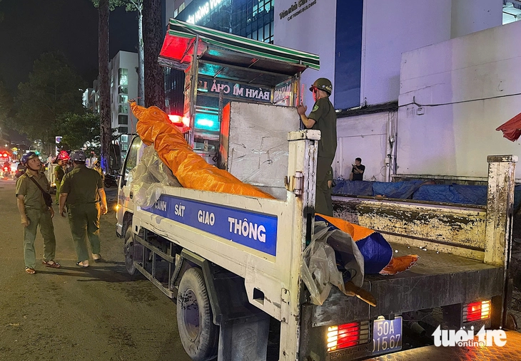 Phường Chợ Lớn xử lý lấn chiếm vỉa hè cản xe cấp cứu tại Bệnh viện Chợ Rẫy, Hùng Vương - Ảnh 7.