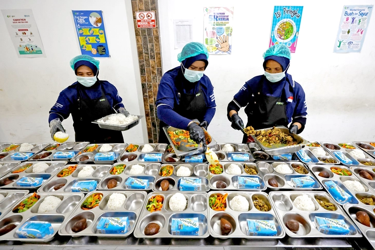 Hàng ngàn trẻ Indonesia ngộ độc trong chương trình bữa ăn miễn phí 10 tỉ USD - Ảnh 1.