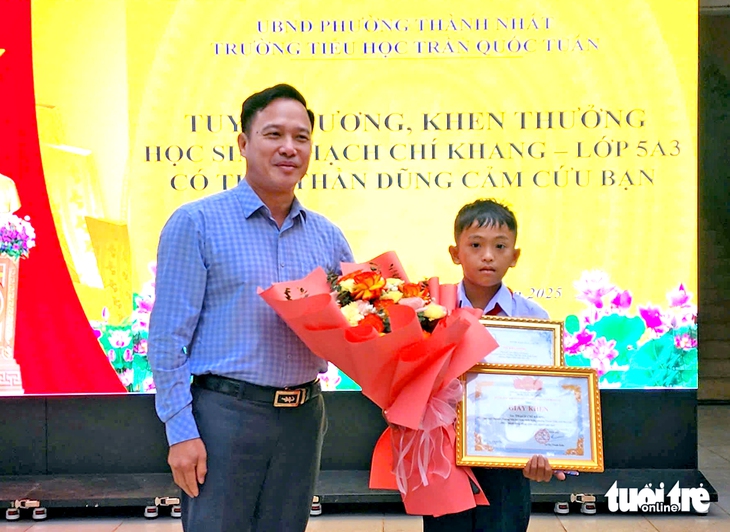 Sở Giáo dục và Đào tạo Đắk Lắk tuyên dương học sinh dũng cảm cứu bạn trong đêm thảm án - Ảnh 1.