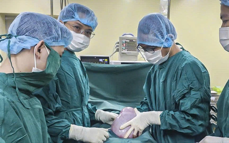 Phẫu thuật lấy khối u buồng trứng nặng khoảng 2kg ở người phụ nữ 33 tuổi - Ảnh 4.