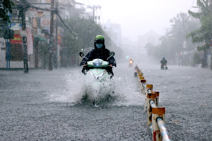 Siêu bão Ragasa hút gió gây mưa to kết hợp triều cường, TP.HCM dễ ngập nặng - Ảnh 3.