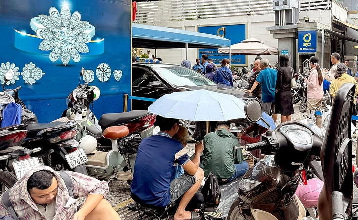 Xếp hàng mua vàng - Ảnh 1.