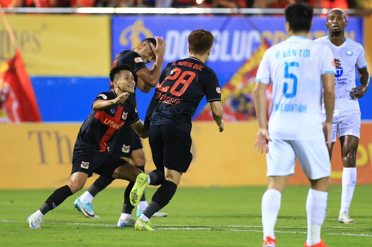 Hoàng Đức, Văn Lâm giúp Ninh Bình hạ đương kim vô địch V-League - Ảnh 1.