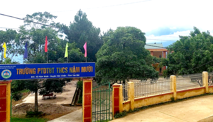 Hai anh em ruột mới 5 tuổi và 8 tuổi chết thương tâm do cổng trường sập đè - Ảnh 1.