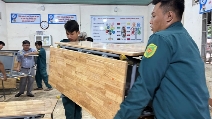 Sau chỉ đạo của Chủ tịch TP.HCM, trường học tại phường Vĩnh Tân đã có bàn ghế mới - Ảnh 2.