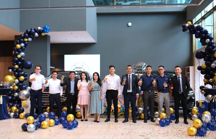 Dàn xe sang Volkswagen đưa đón khách hàng Charm Resort Long Hải - Ảnh 1.