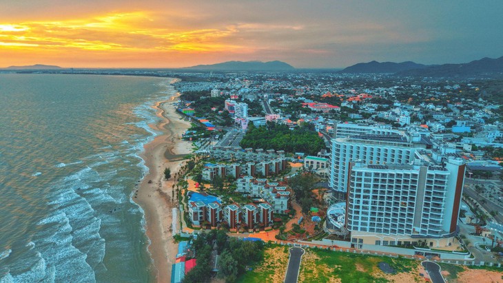 Dàn xe sang Volkswagen đưa đón khách hàng Charm Resort Long Hải - Ảnh 2.