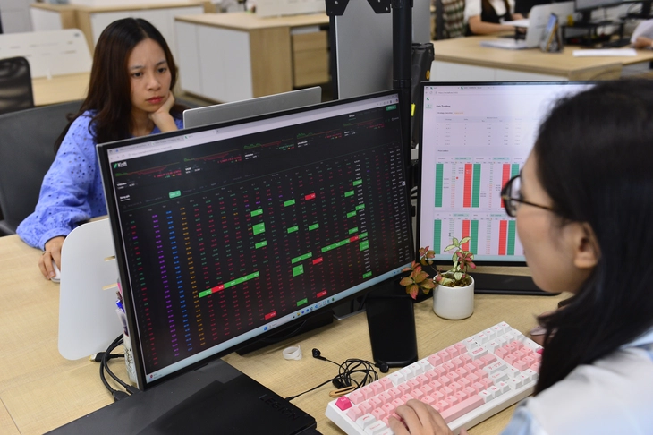 VN-Index mất hơn 24 điểm, áp lực bán mạnh nhóm ngân hàng, chứng khoán - Ảnh 1.