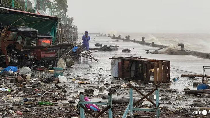 Hong Kong đóng cửa sân bay kỷ lục vì siêu bão Ragasa - Ảnh 1. Hong Kong đóng cửa sân bay lâu kỷ lục vì siêu bão Ragasa - Ảnh 2.