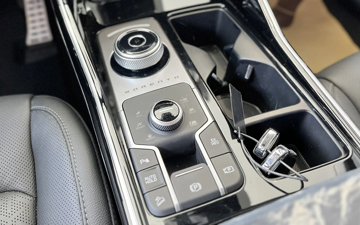 Tin tức giá xe: Kia Sorento hybrid 'dọn kho', giảm gần 400 triệu đồng so với khi mới ra mắt - Ảnh 6.