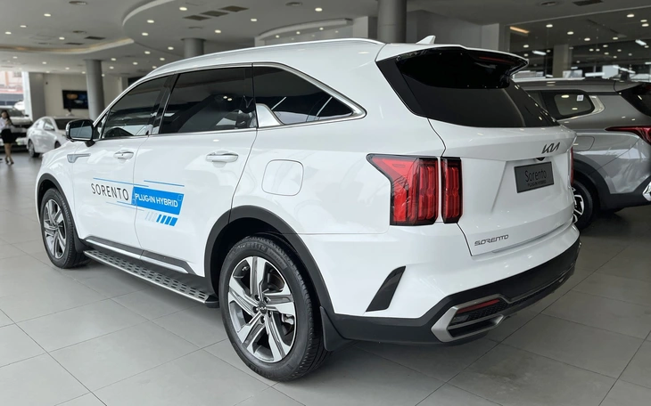 Tin tức giá xe: Kia Sorento hybrid 'dọn kho', giảm gần 400 triệu đồng so với khi mới ra mắt - Ảnh 3.