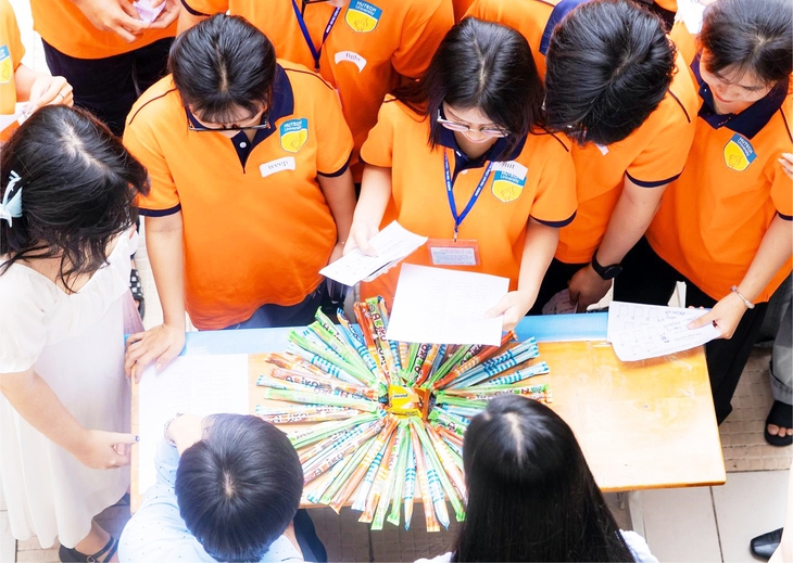 Thái độ hơn trình độ - Ảnh 1. Học được gì khi túm năm tụm ba nói chuyện trên giảng đường - Ảnh 1.
