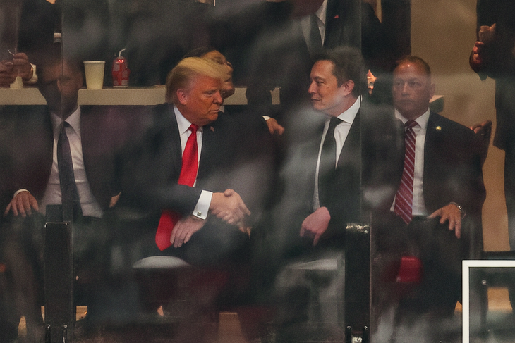 Ông Trump và ông Musk ngồi cạnh nhau sau cuộc 'chia tay' ồn ào - Ảnh 1.