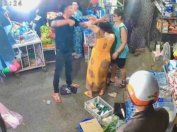 Công an mời thanh niên xăm trổ hành hung phụ nữ mang thai tại tiệm tạp hóa lên làm việc - Ảnh 4.