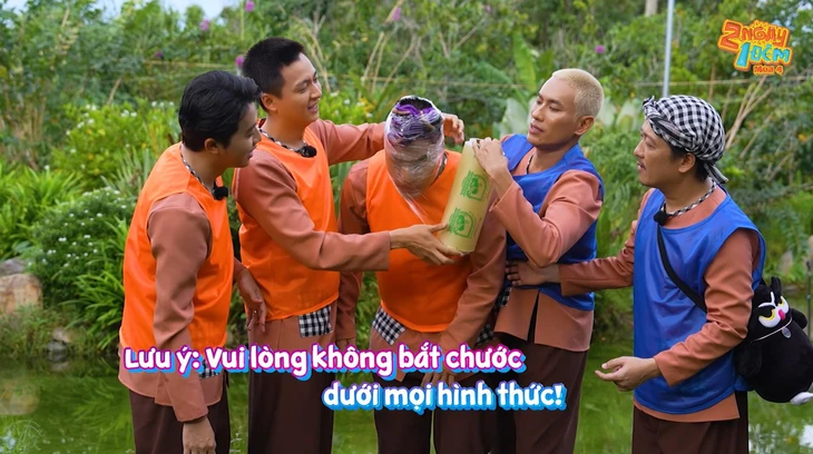 2 ngày 1 đêm xin lỗi về hình ảnh màng bọc thực phẩm quấn quanh mặt Lê Dương Bảo Lâm - Ảnh 1.