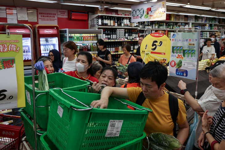 Trung Quốc: Nhiều thành phố căng mình ứng phó siêu bão Ragasa, người dân đổ xô tích trữ thực phẩm - Ảnh 2.