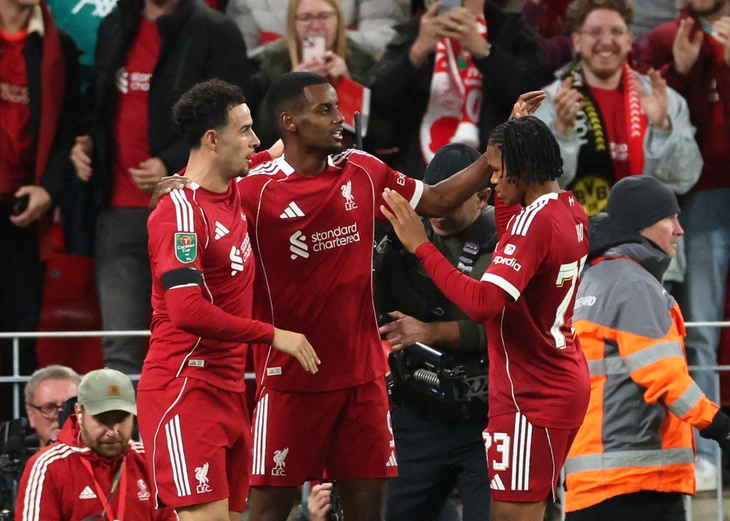 Tân binh 110 triệu USD của Liverpool lãnh thẻ đỏ ngớ ngẩn - Ảnh 2.