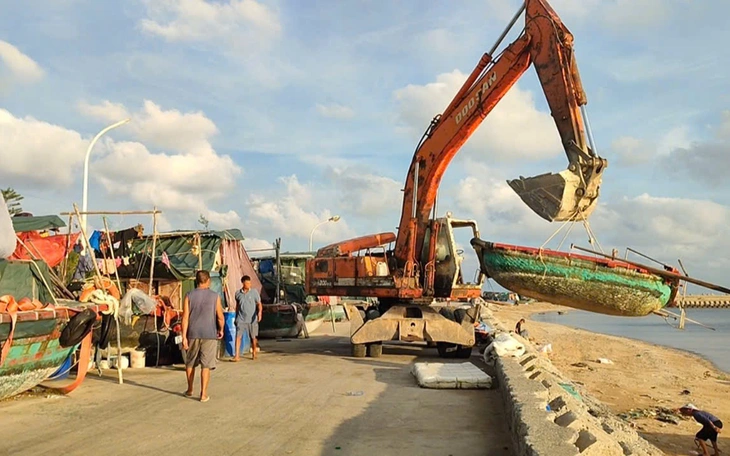 Tàu chở 11 người nguy cơ gặp nạn trên vùng biển Hải Phòng - Ảnh 2.