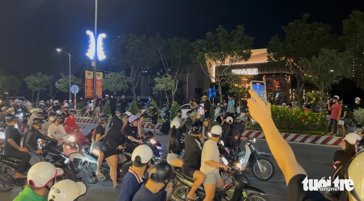 Đà Nẵng: Du khách hoang mang vì thanh niên náo loạn phố đêm - Ảnh 3.
