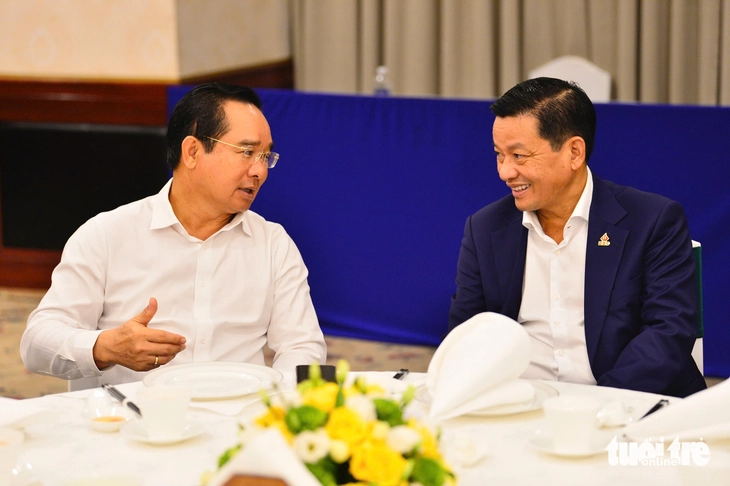 Chủ tịch UBND TP.HCM ăn sáng cùng chuyên gia: Mong có 'đàn chim Việt' sánh vai 'đại bàng' thế giới - Ảnh 5.