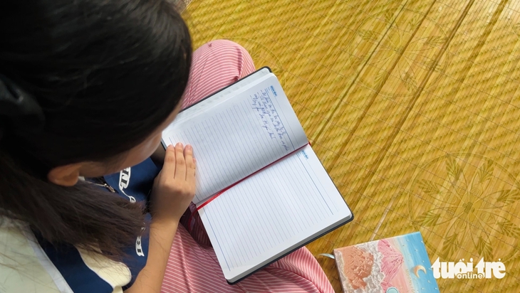'Tuổi thơ tôi có khoảng trống vô vọng', đứa con bị bỏ lại thành học sinh 3 tốt, đậu trường luật - Ảnh 5.