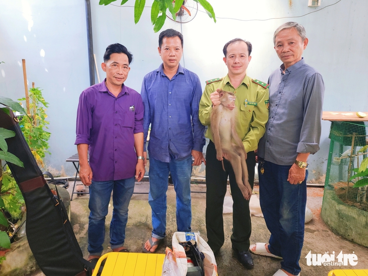 Bắt được khỉ đuôi lợn sổng chuồng cắn ba người bị thương ở phường Bình Tân, TP.HCM - Ảnh 4.