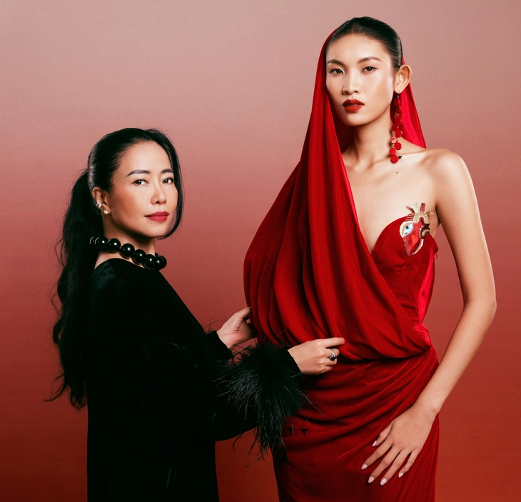 Nhà thiết kế Hà Linh Thư trở lại Paris tổ chức show thời trang - Ảnh 1.